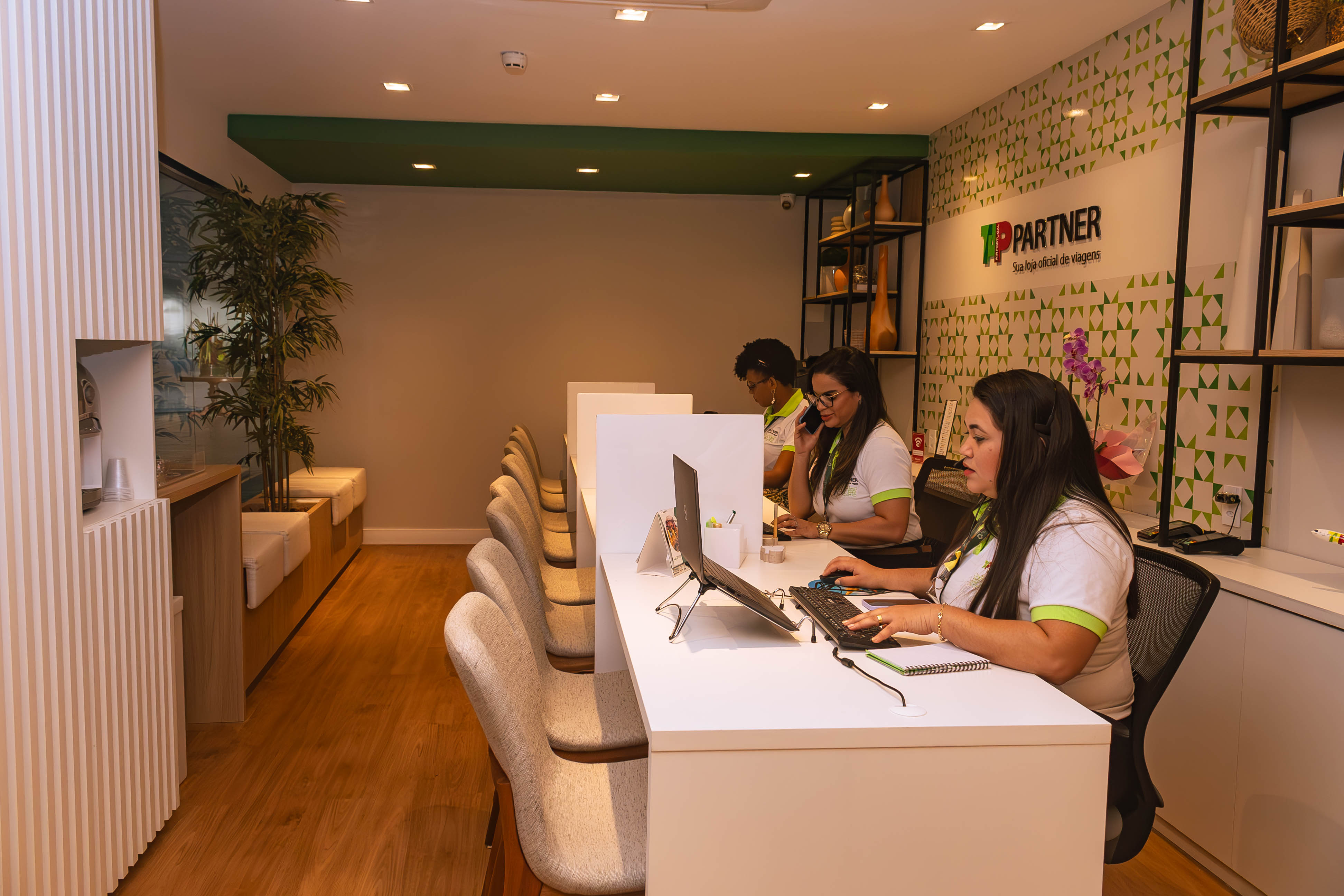 Ambiente da Sala TAP Partner com área de espera e plantas