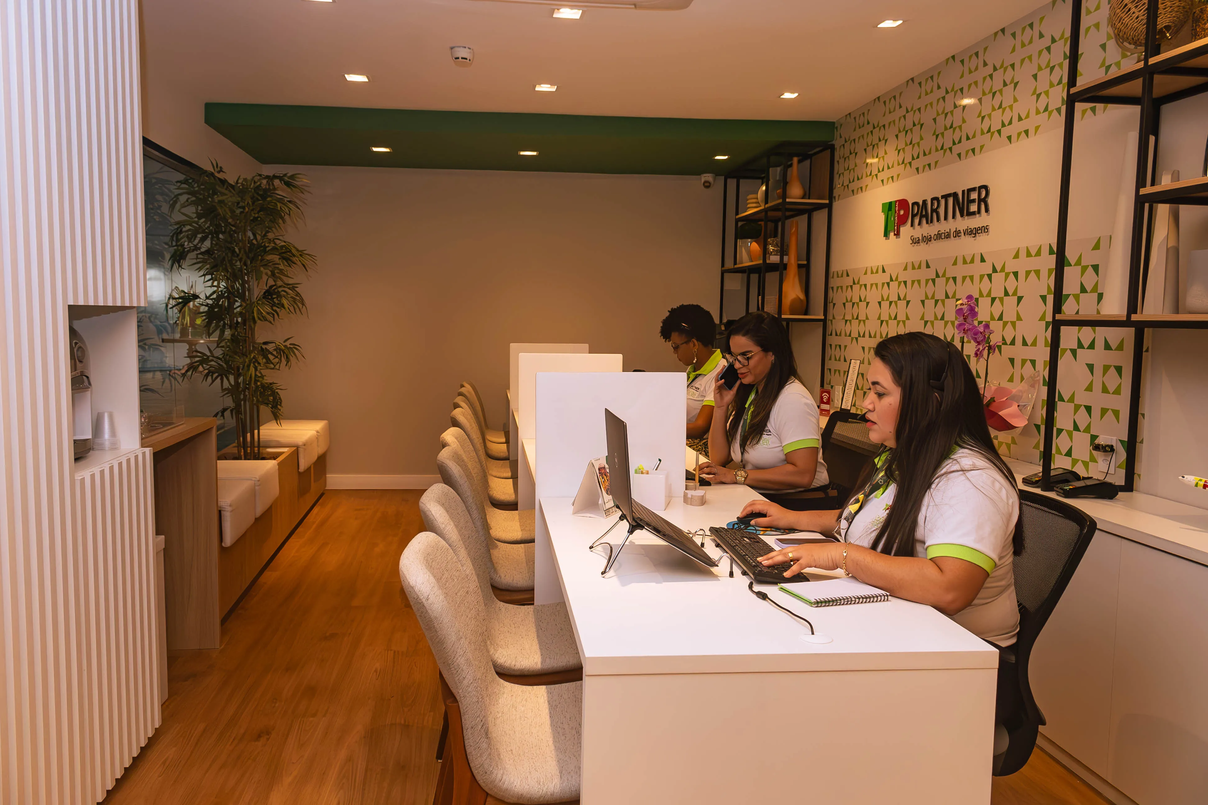 Ambiente da Sala TAP Partner com área de espera e plantas