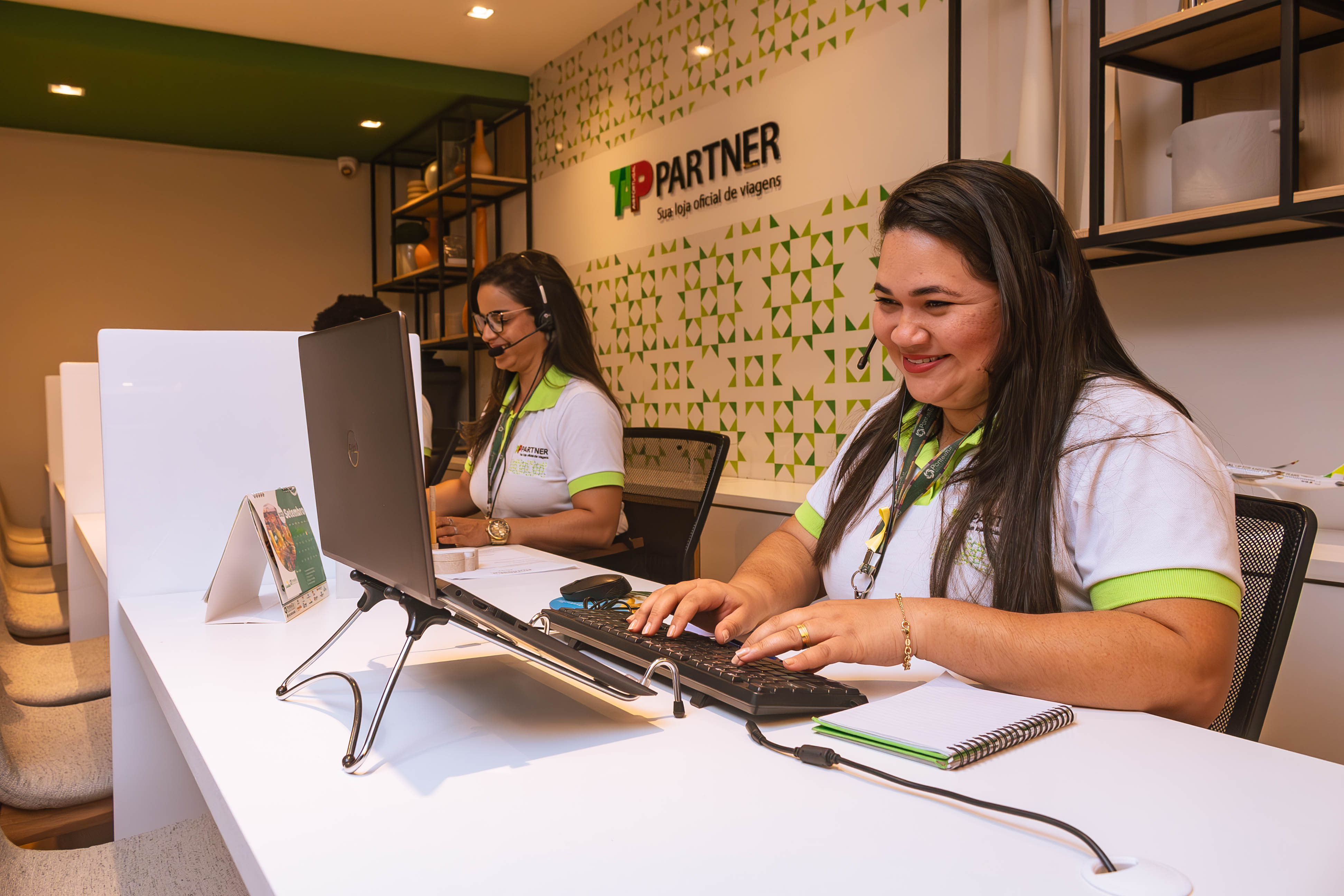 Equipe TAP Partner sorrindo durante o atendimento