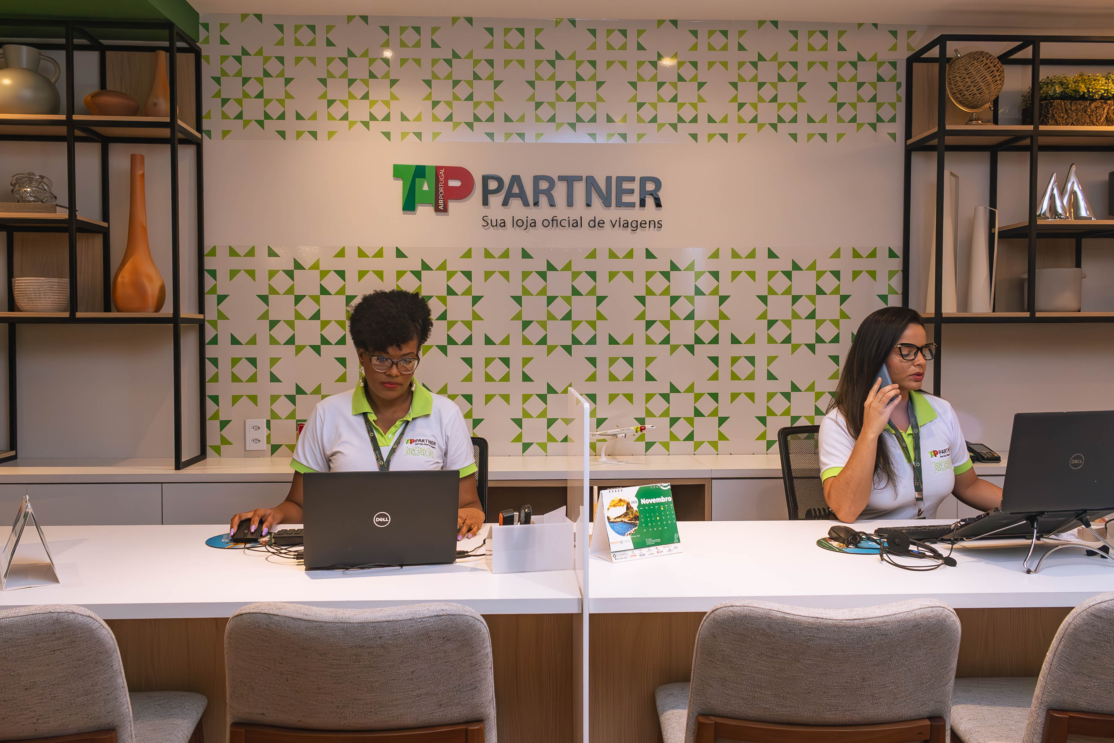 Sala TAP Partner — vista frontal do escritório com equipe de atendimento
