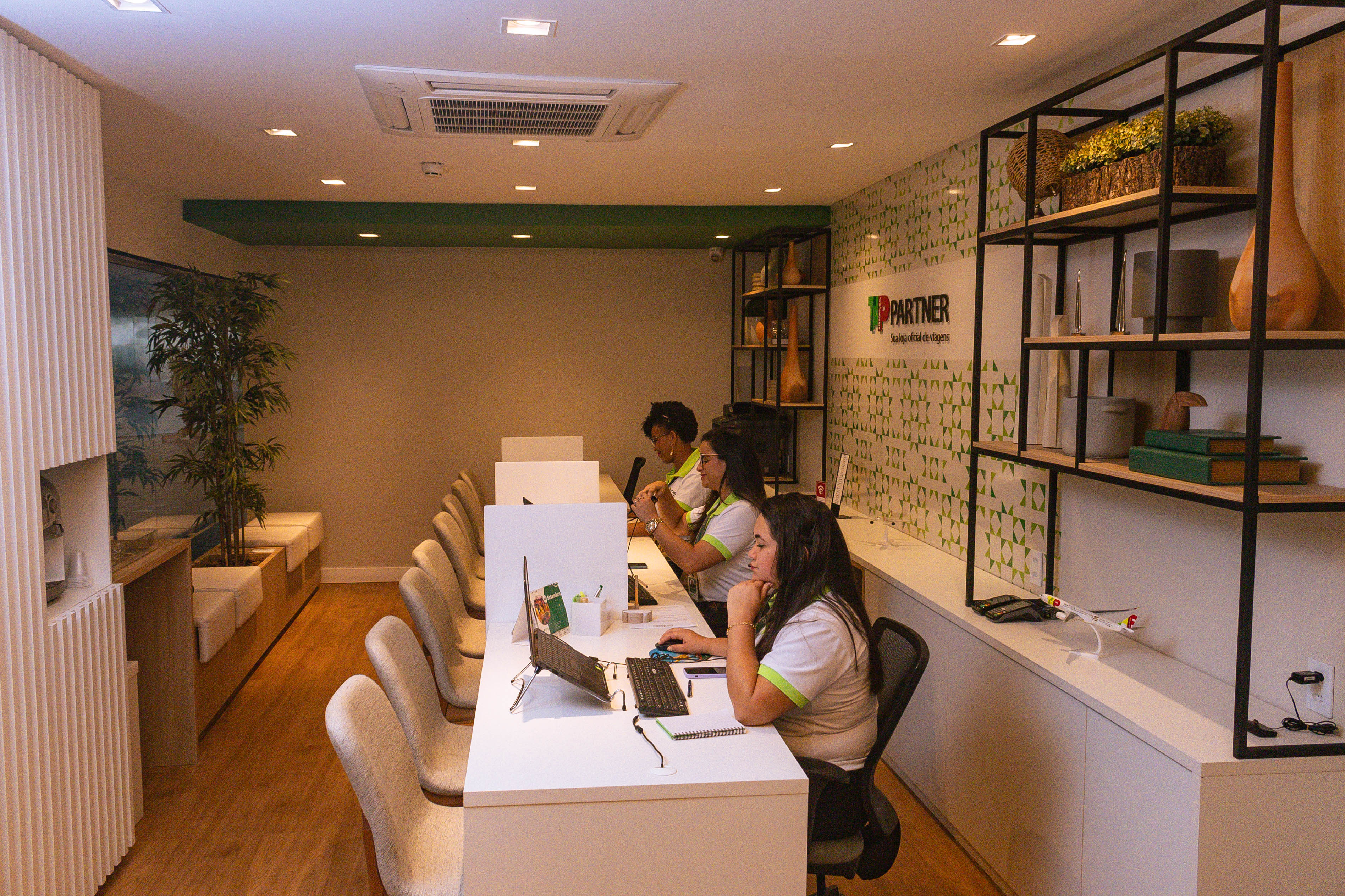 Lounge da Sala TAP Partner com TV e área de espera confortável